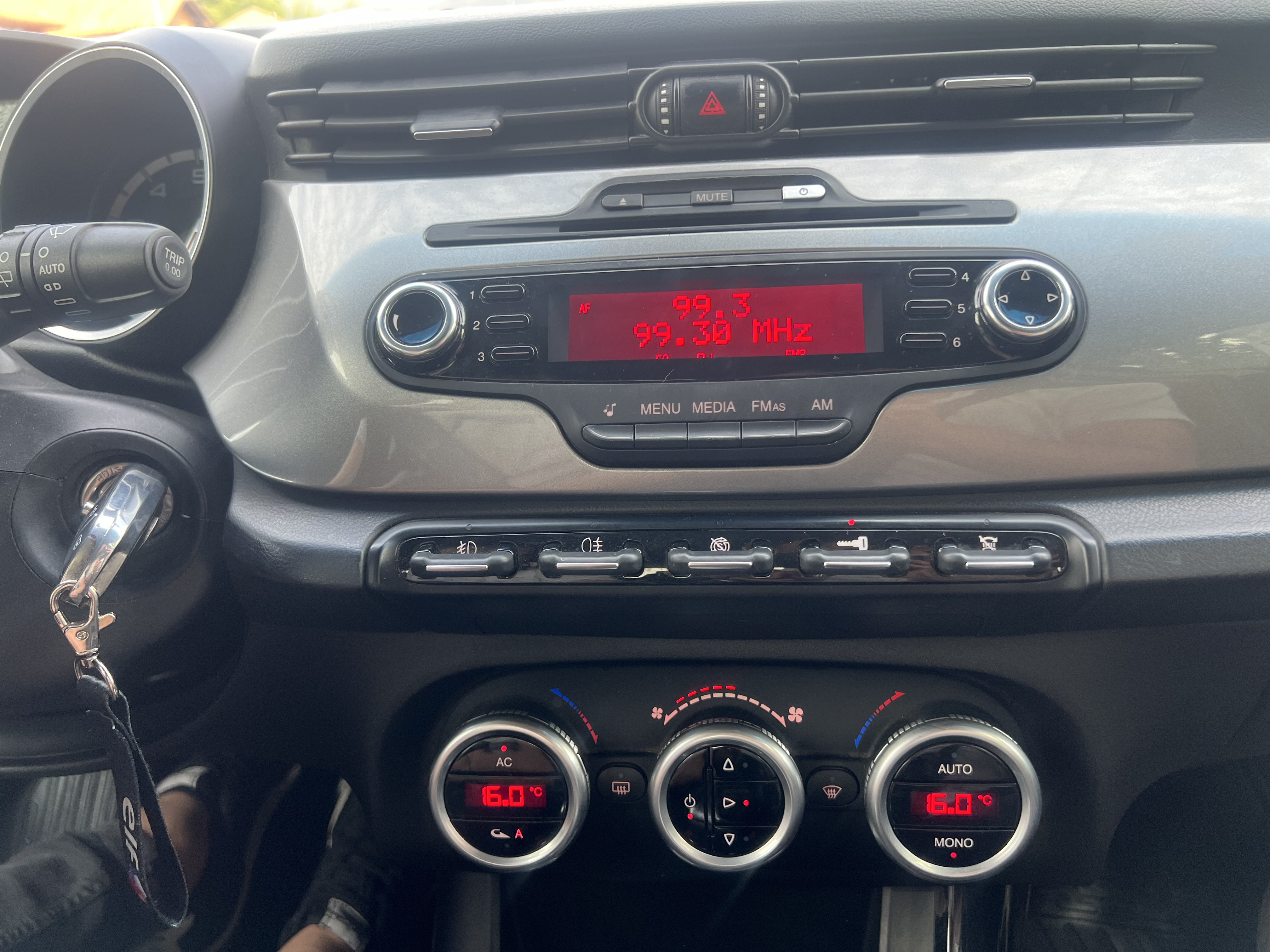 /uploads/vehicles/9D6XfxZOFrZaW6iA3xOk/imagen_17.jpeg