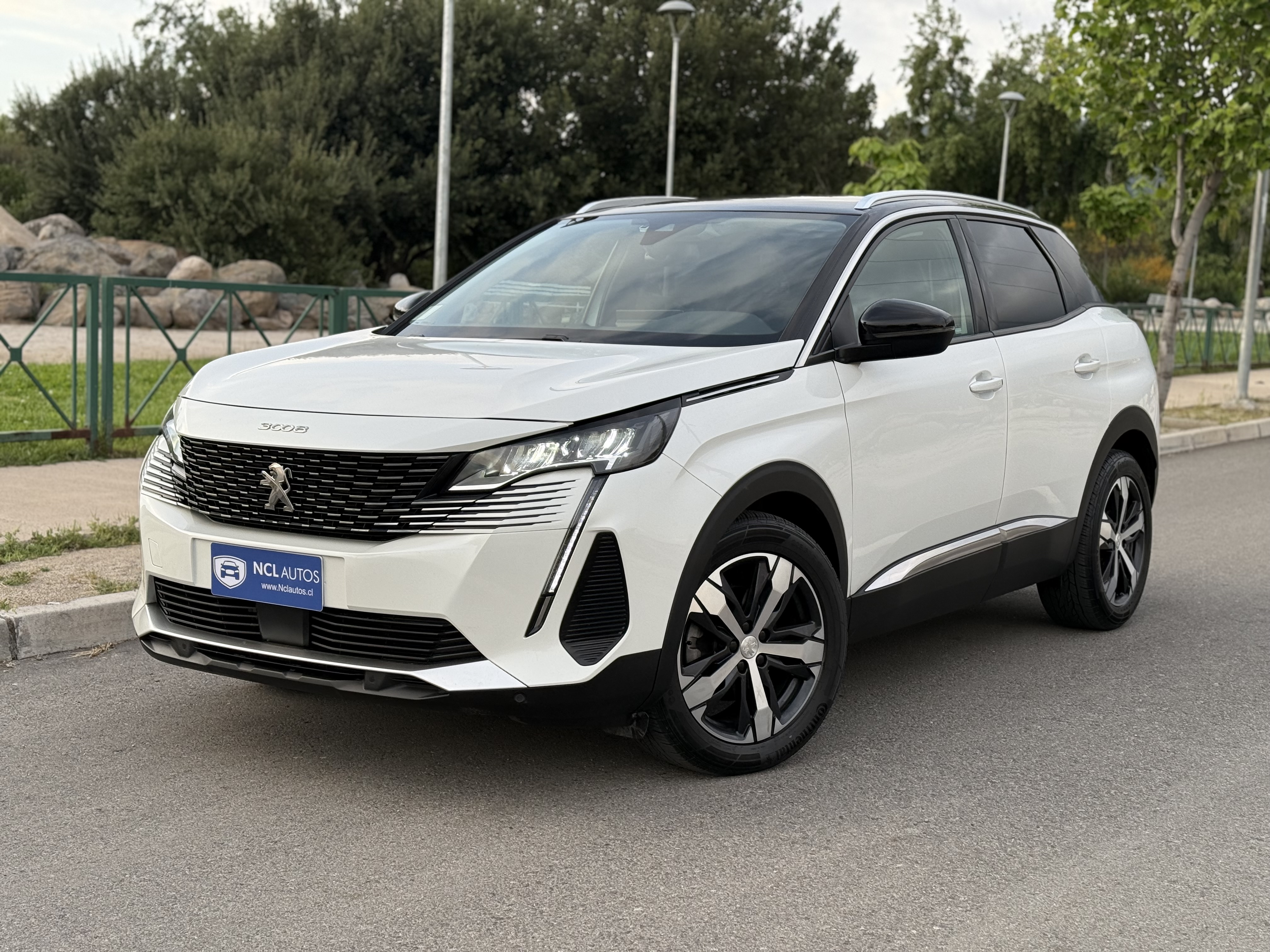 Peugeot 3008 1.6 T AT Allure  2022 Bicolor | blanco y negro